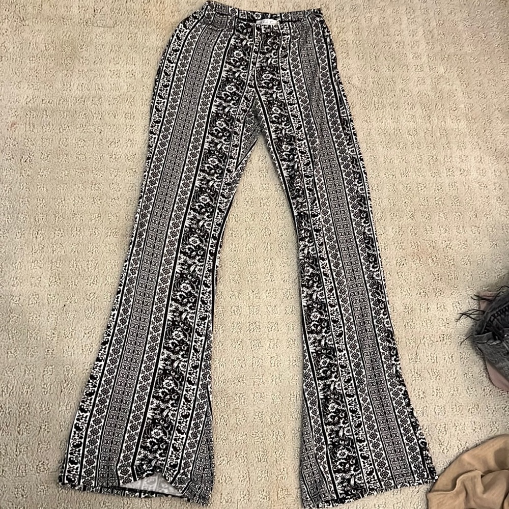 Black and white pattern flared leggings/lounge pants size extra small